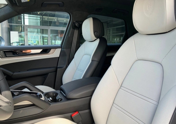 Porsche Cayenne cena 599306 przebieg: 1, rok produkcji 2023 z Kock małe 497